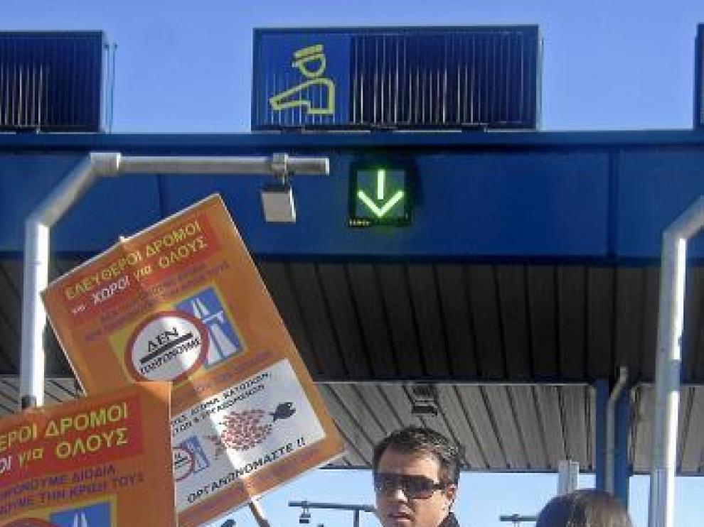Activistas del movimiento «No Pago» protestan en un peaje.