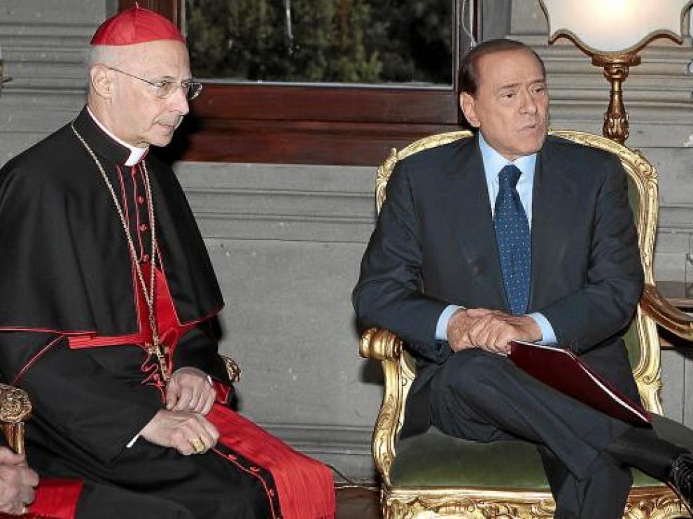 Berlusconi, el viernes con el cardenal Angelo Bagnasco en la embajada italiana en el Vaticano.