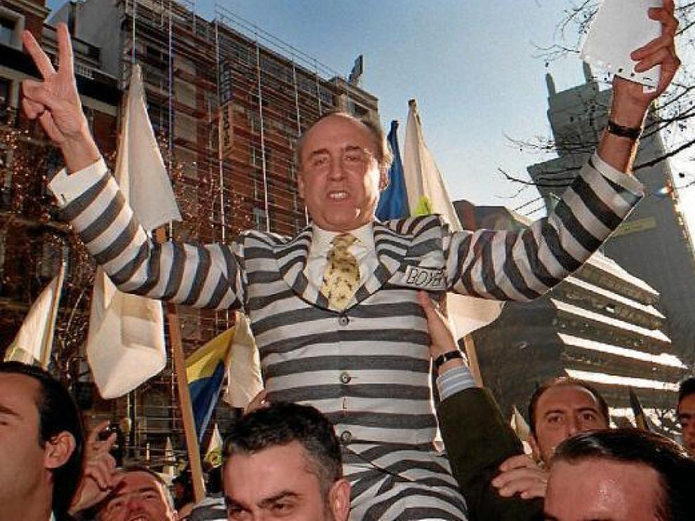 José María Ruiz-Mateos a su llegada a la Audiencia Nacional en 1997 para declarar por presunta estafa.