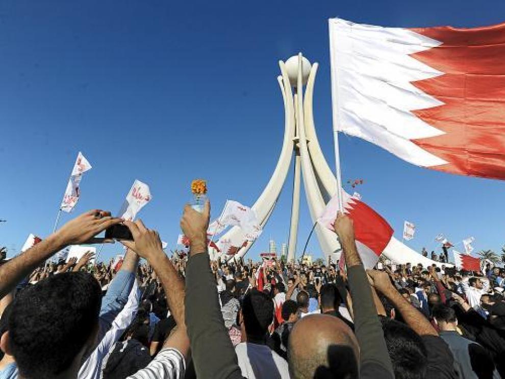 Miles de bahreiníes se manifiestan en la céntrica plaza Lulu de Manama, ayer.