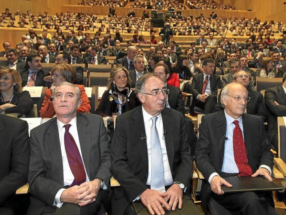 Amado Franco y José Luis Aguirre, flanqueados por Jesús Barreiro y Enrique Arrufat, directores adjuntos, ayer en el Auditorio.