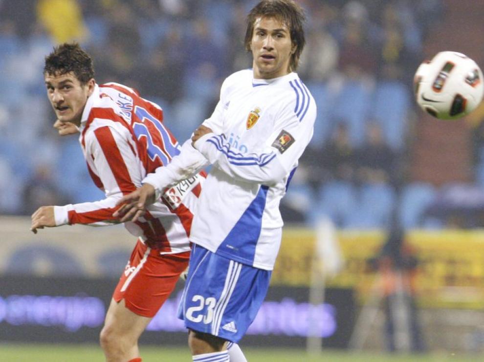 Jorge Resurrección 'Koke' observa el balón junto a Leo Ponzio