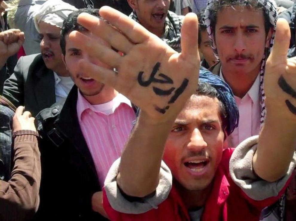 Manifestante que se ha escrito fuera en las manos