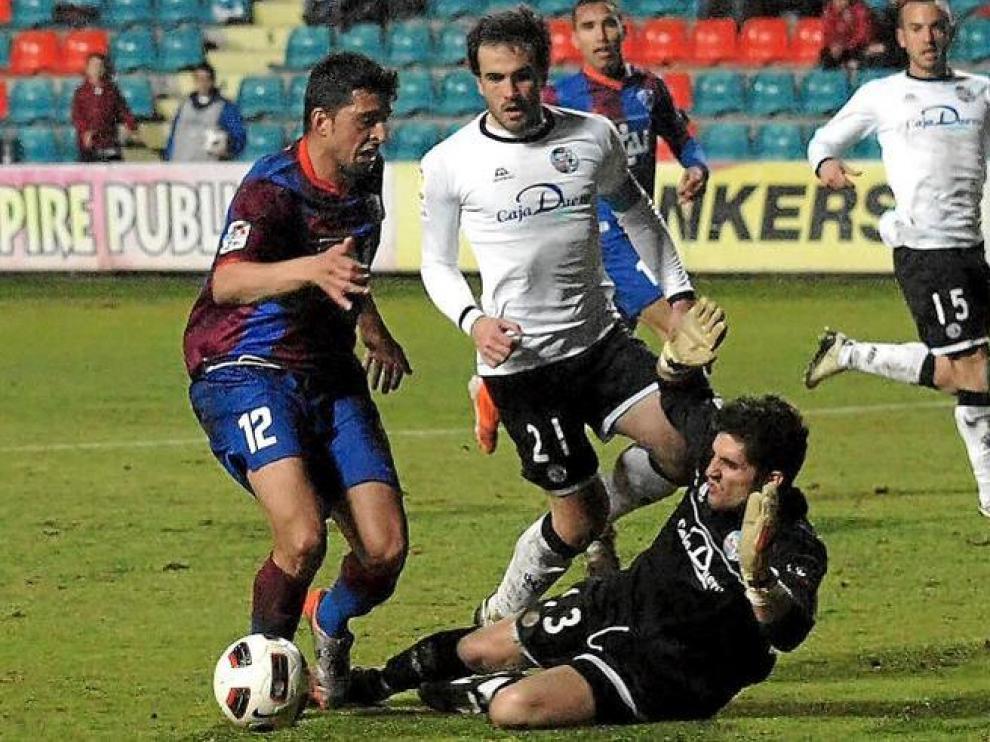El delantero azulgrana Tariq no acierta a rematar