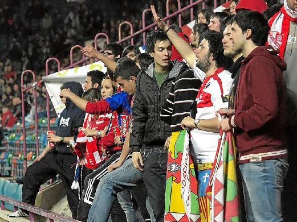 La afición oscense en las gradas del Helmántico fue muy numerosa.