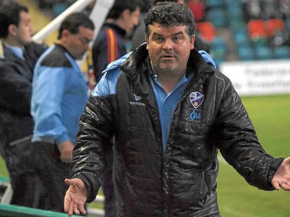 Onésimo estuvo muy activo durante todo el partido dando órdenes y conversando con sus jugadores.