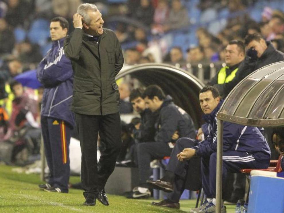 Javier Aguirre se rasca la cabeza durante un momento del encuentro de ayer.