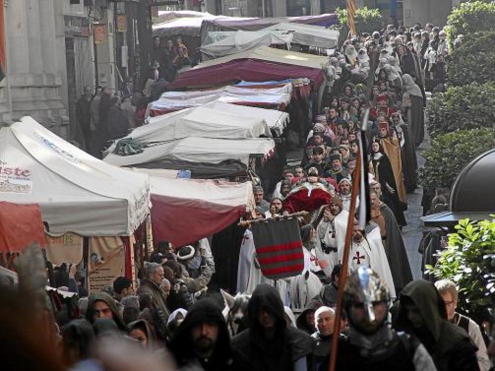 La calle de San Juan, al paso del cortejo fúnebre junto al mercadillo, mostraba ayer este aspecto.