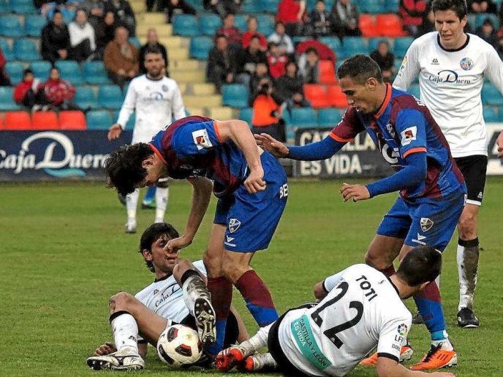 Gilvan, a la derecha, en plena disputa de una pelota junto a Camacho y dos defensores del Salamanca.