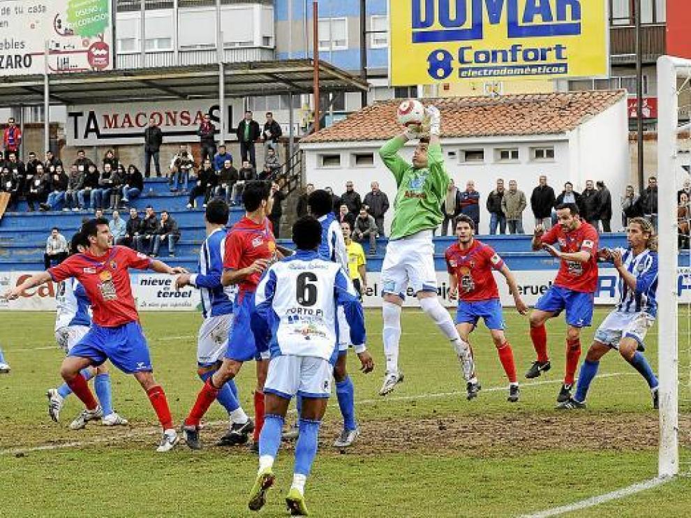 El portero del Atlético Baleares ataja un balón por alto.