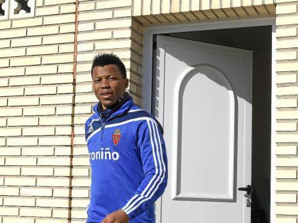 Ikechuku Uche sale de la sala de prensa de la Ciudad Deportiva.