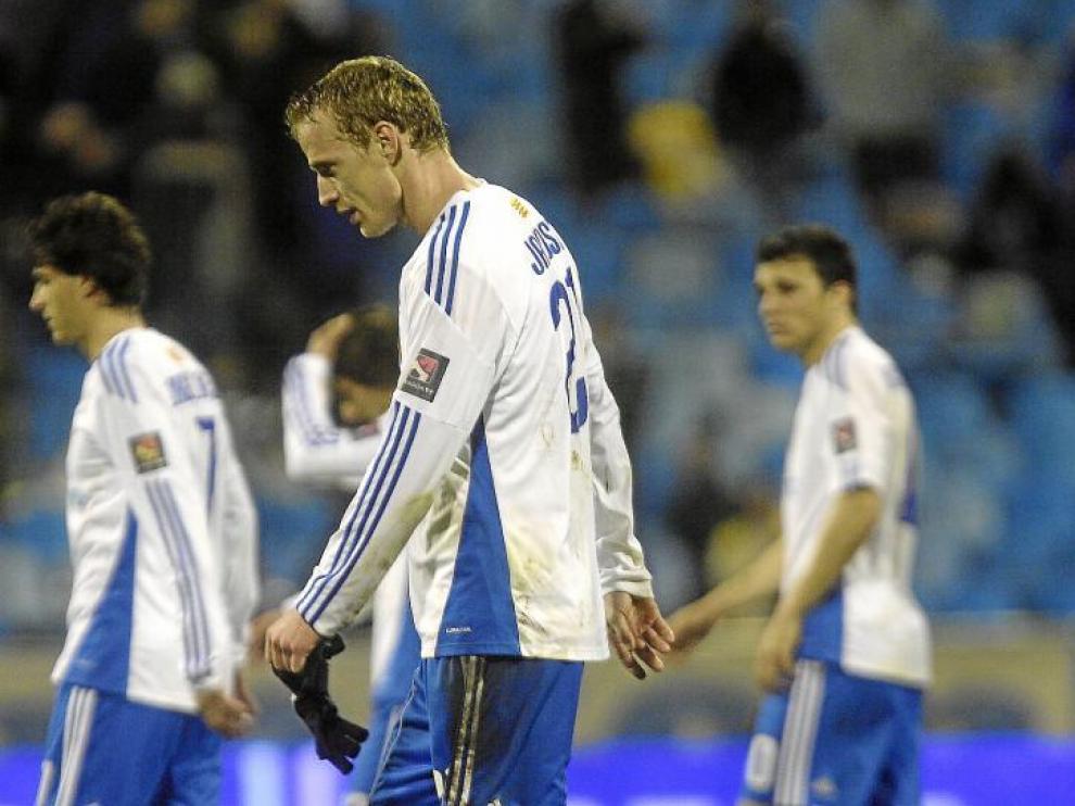 Jarosik se retira cabizbajo tras la derrota contra el Atlético de Madrid.
