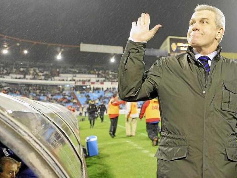 Javier Aguirre lanza un saludo a la grada de La Romareda.