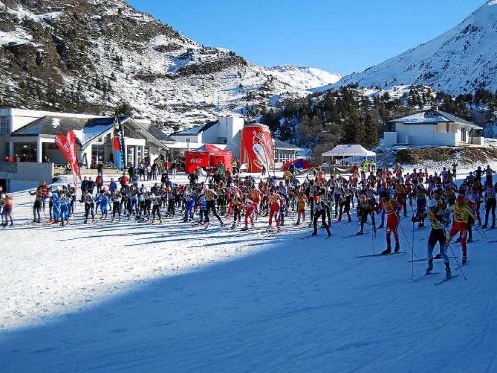 Imagen de la salida de la prueba, con casi 250 corredores en liza. Un rotundo éxito, en medio de un gran día.