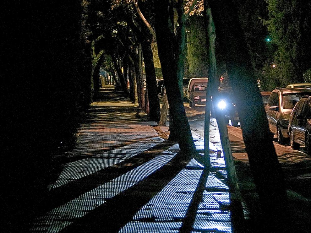 La avenida de San Juan de la Peña de Zaragoza, con farolas apagadas.