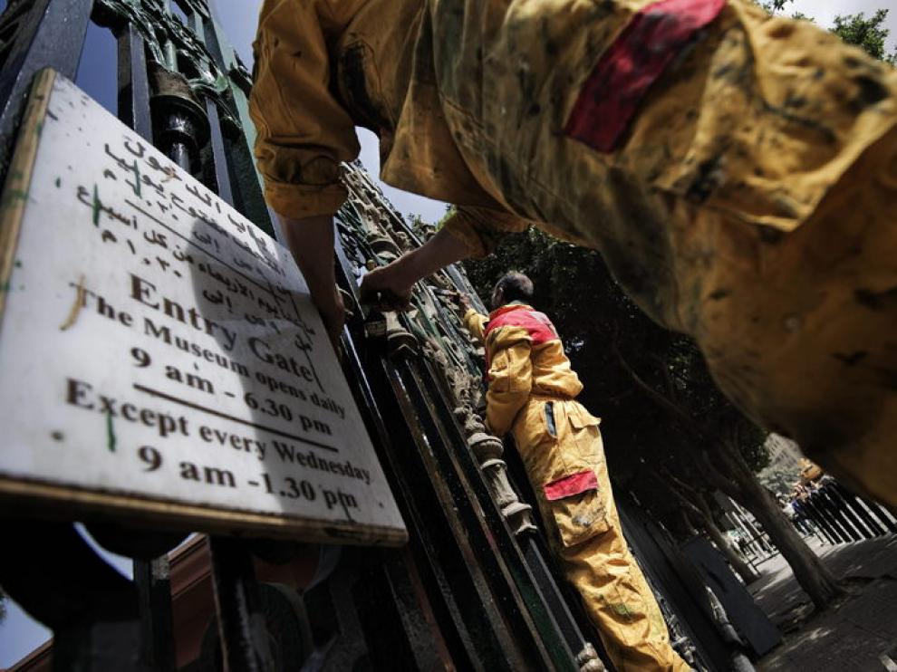 Trabajadores reabriendo el Museo de El Cairo