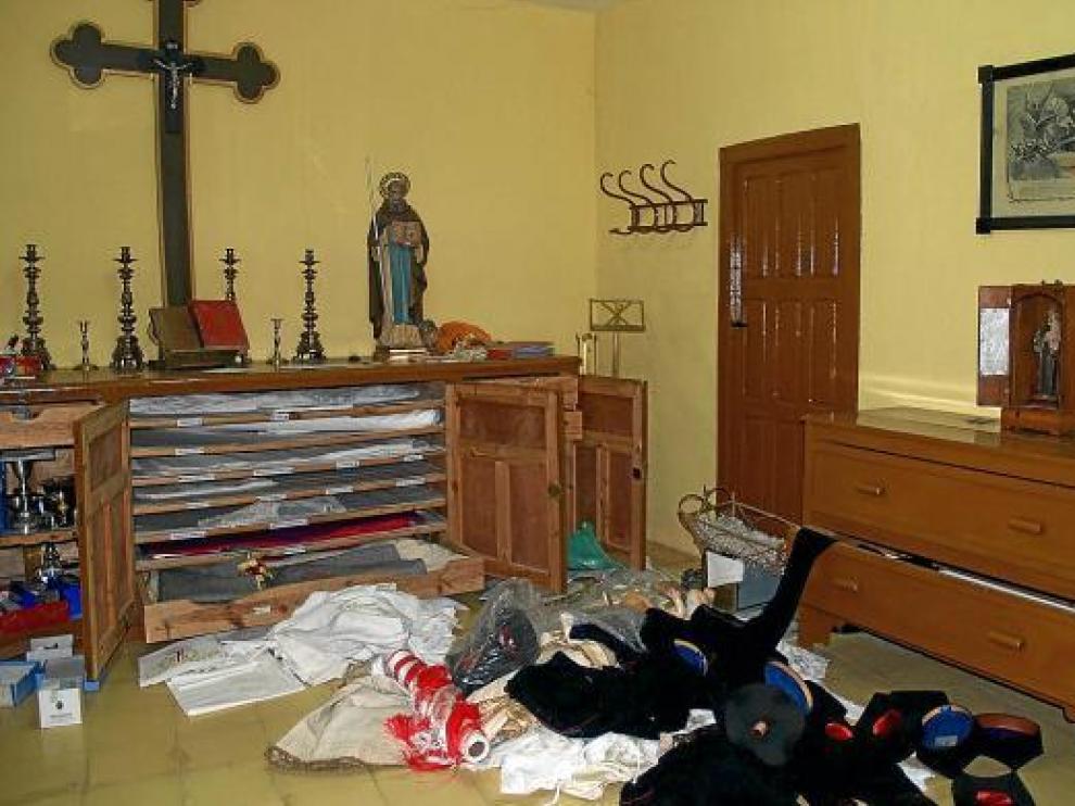 Los ladrones revolvieron la sacristía tirando por el suelo manteles, sotanas y bonetes.
