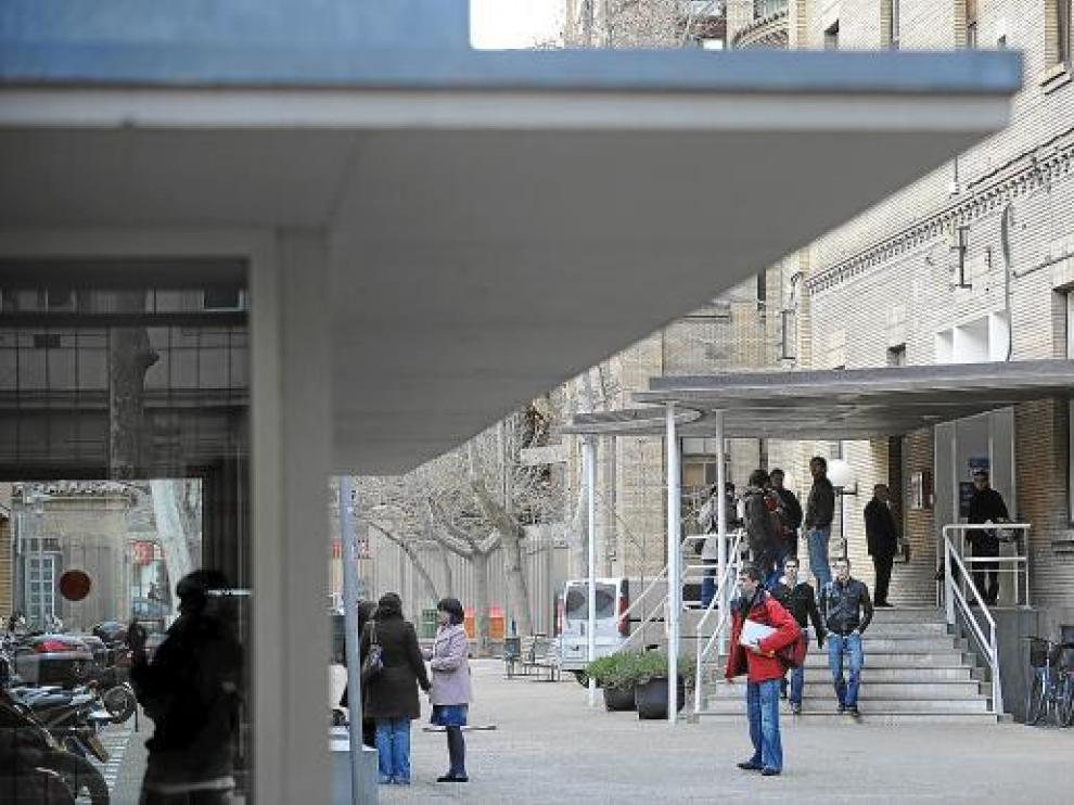 Varios estudiantes a la salida de la Facultad de Económicas, situada en la Gran Vía de Zaragoza.