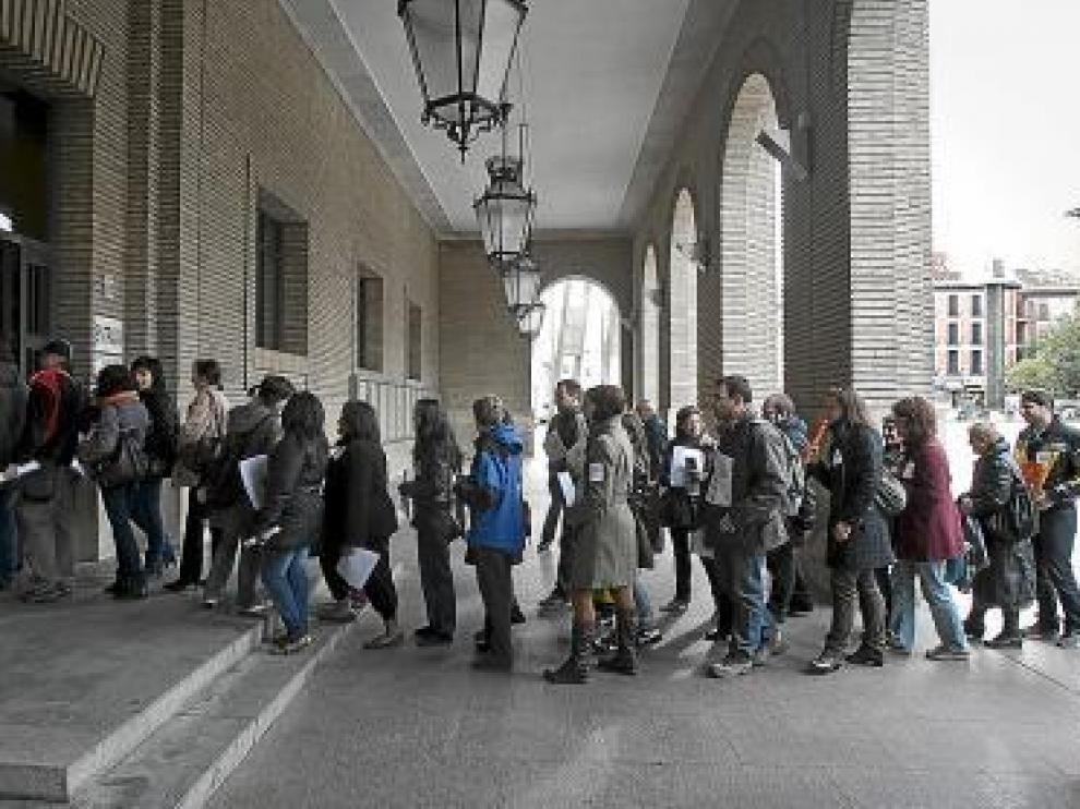 Varias decenas de personas entregaron sus firmas en el registro.