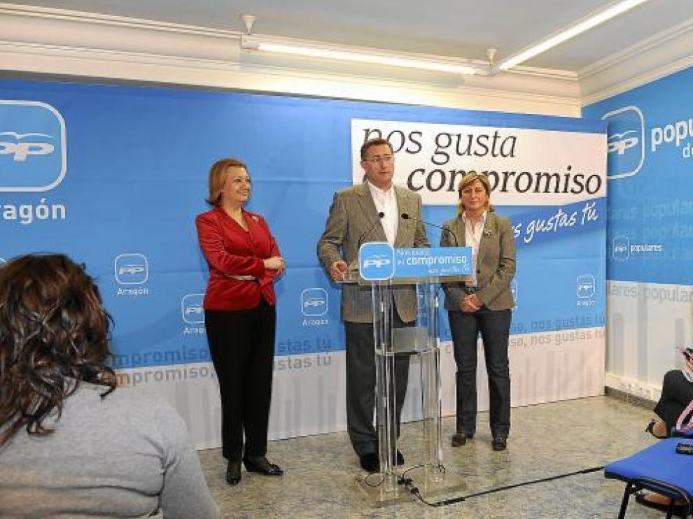 Manuel Blasco, entre Rudi -a la izquierda- y Pobo, ayer en su presentación como candidato.