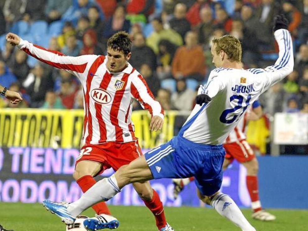 Jarosik se dispone a recuperarle un balón a Koke, futbolista del Atlético de Madrid.