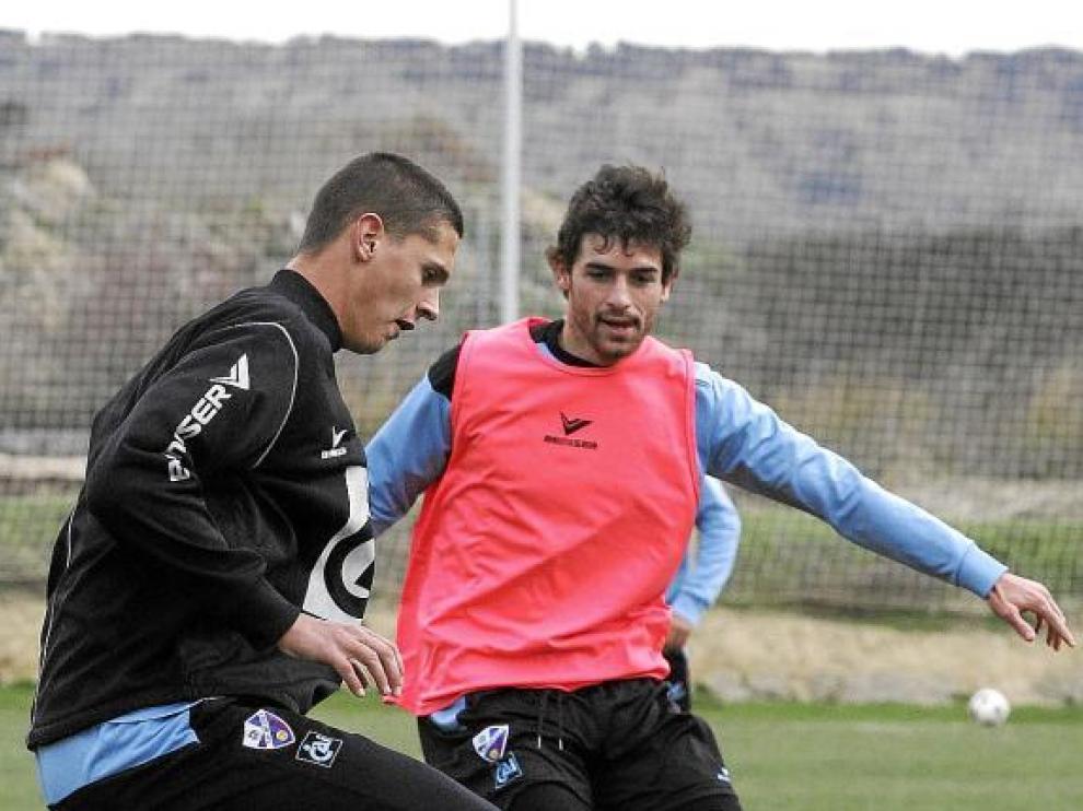 Víctor Pérez presiona al cedido en La Muela Marko Lukic durante el entrenamiento de ayer.
