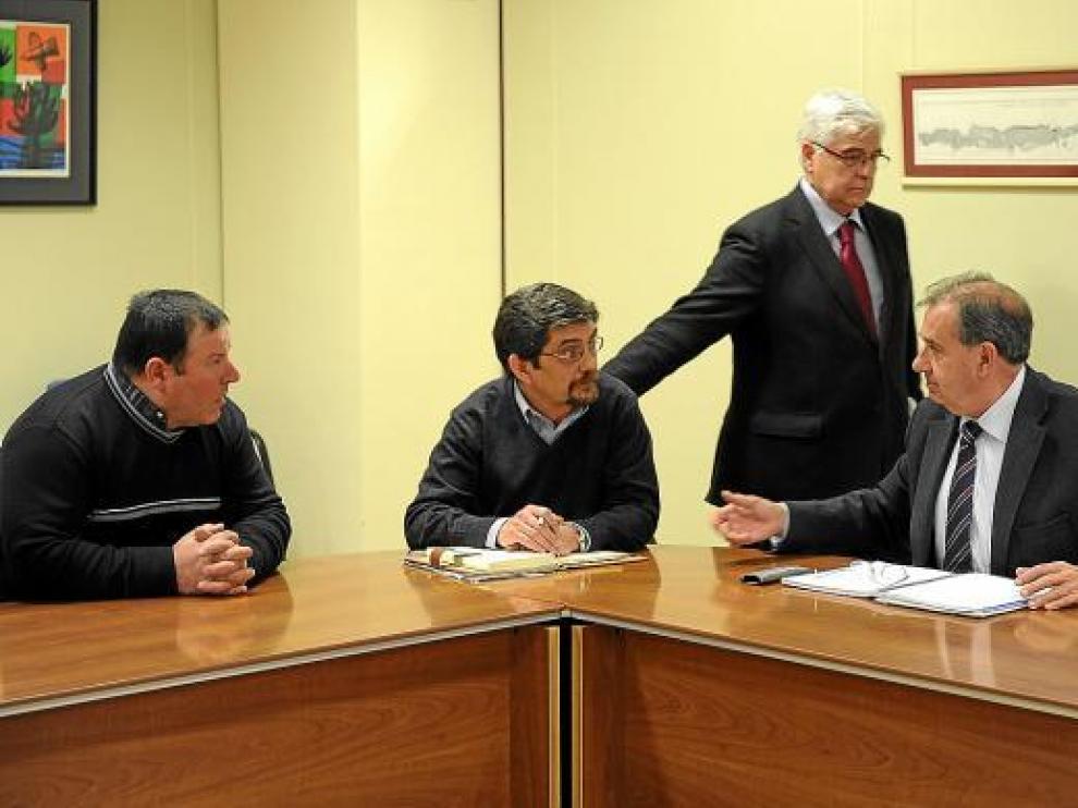 Momento de la reunión entre los ganaderos de leche y representantes de la consejería de Agricultura.