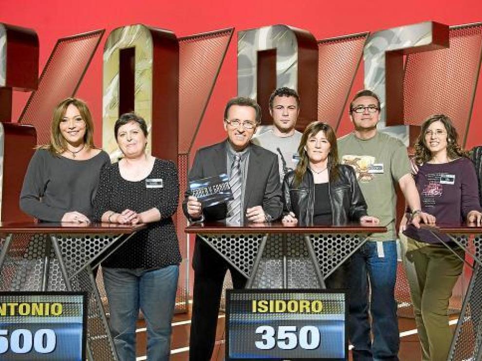 Algunos de los 'magníficos' con Pilar Vázquez (izquierda) y Jordi Hurtado (con corbata).