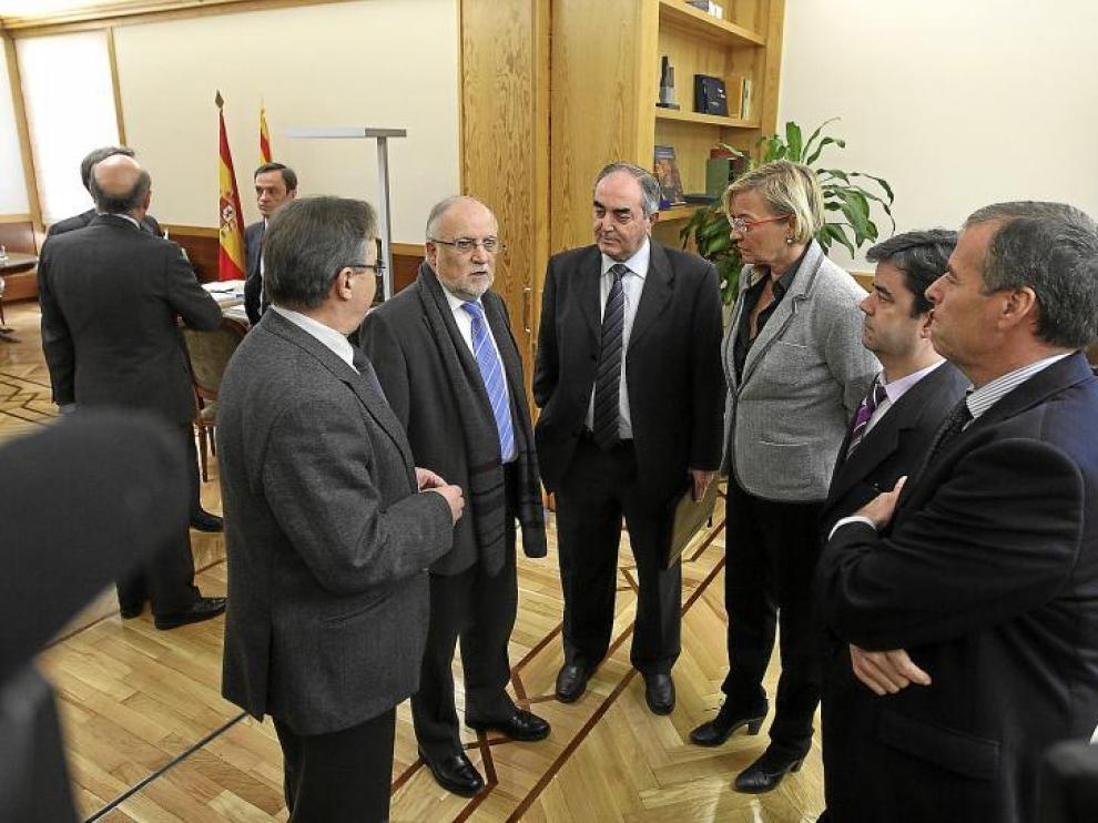 Representantes institucionales y empresariales se reunieron ayer en el despacho de la consejera de Presidencia.