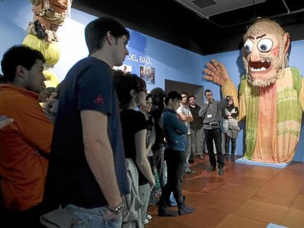 La primera clase fue una visita guiada a la exposición de los 25 años de la compañía Caleidoscopio.
