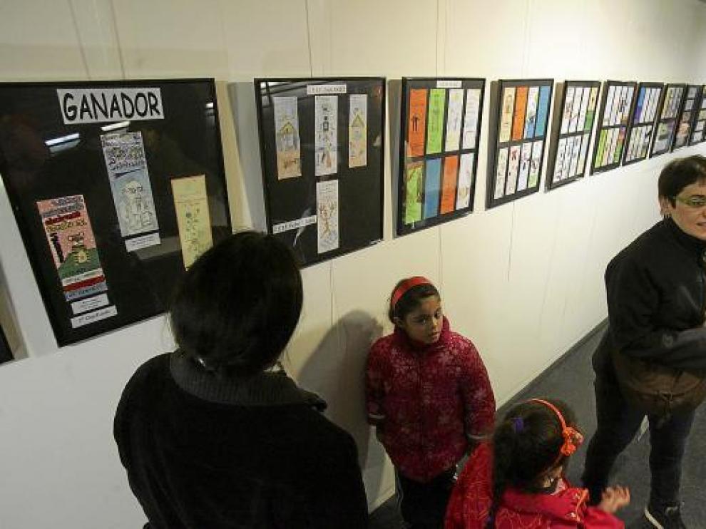 Visitantes de la exposición del II concurso de marcapáginas, en el Centro Cívico Santiago Escartín.
