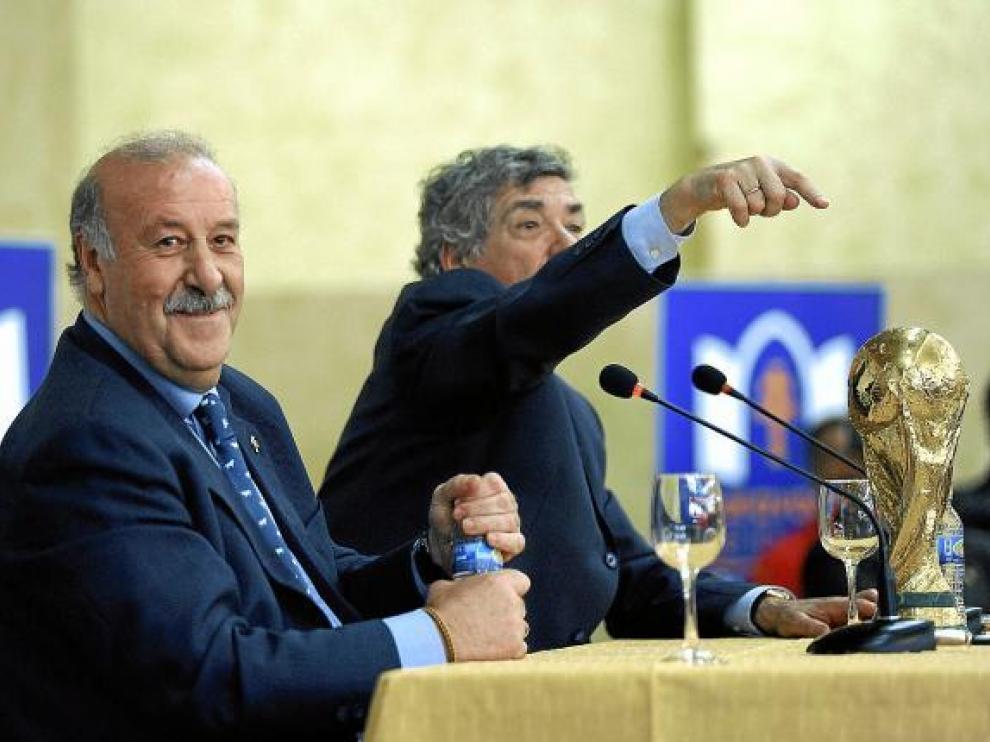 Del Bosque y Villar, con la Copa ganada por España en el último Mundial de Fútbol.