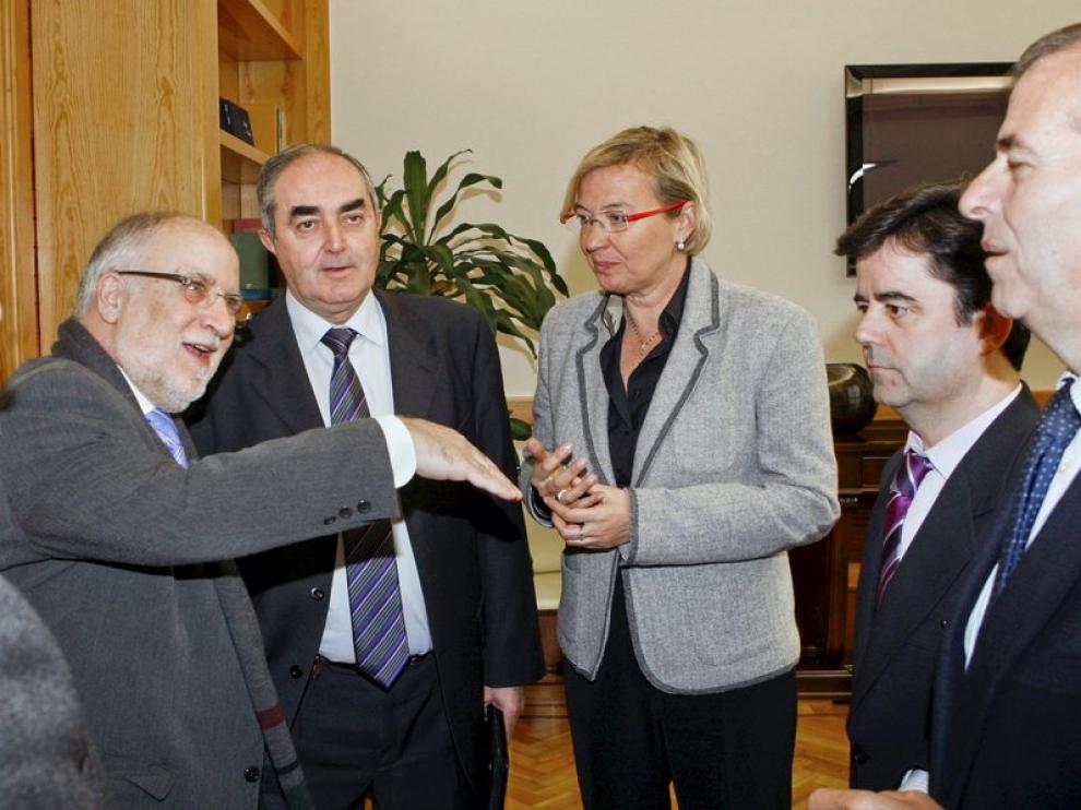 Eva Almunia durante la reunión sobre el Aeropuerto de Huesca