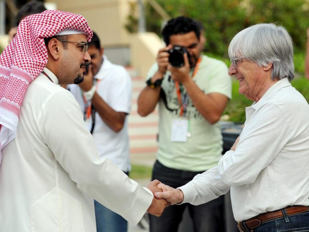 El jeque bahreiní Salman bin Hamad al Jalifa estrecha la mano con Bernie Ecclestone