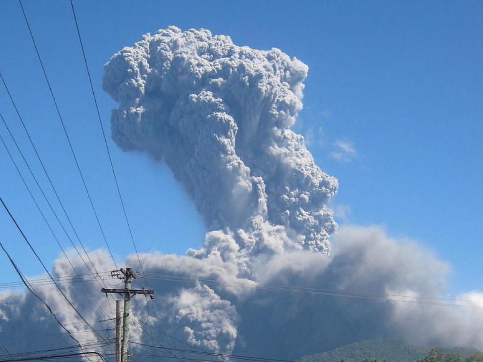 Nube de cenizas de la erupción de Bulusan, en Filipinas.