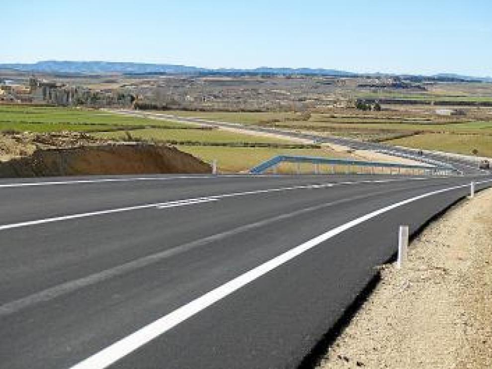 Imagen de la remodelada carretera, con Poleñino al fondo.