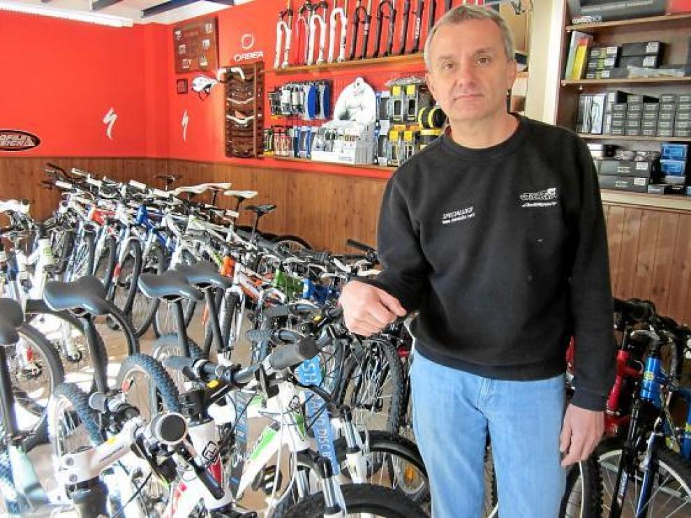 Guillermo Gómez, responsable de la tienda-taller de Unión Bike en Alcañiz.