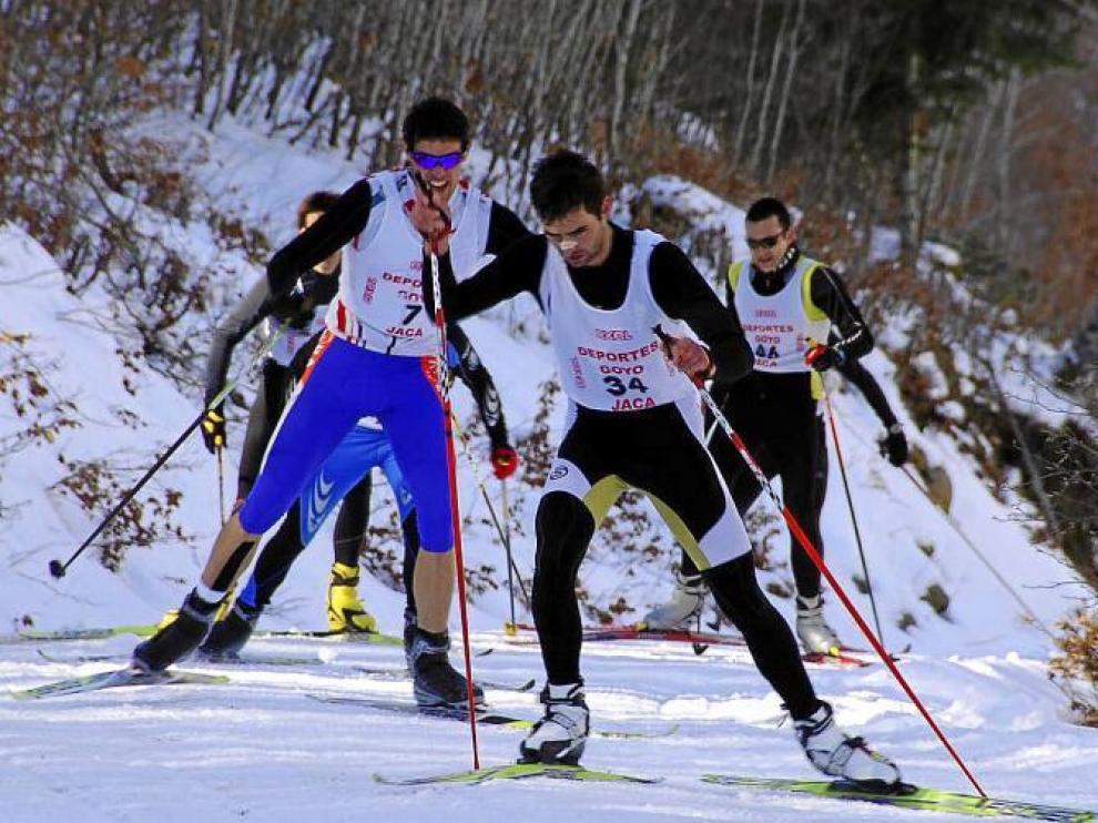 Un momento de la competición de esquí de fondo del triatlón.