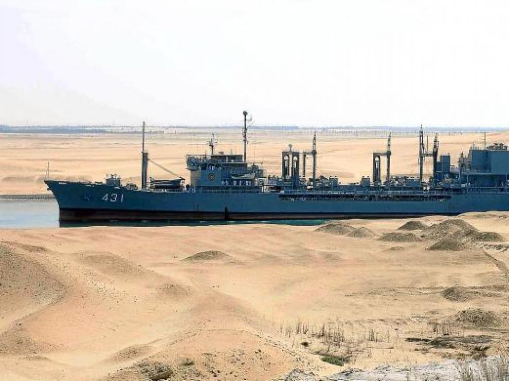 Un barco de guerra iraní navega por el canal de Suez en Ismailia (Egipto), tras conseguir los permisos del Ministerio de Defensa egipcio.