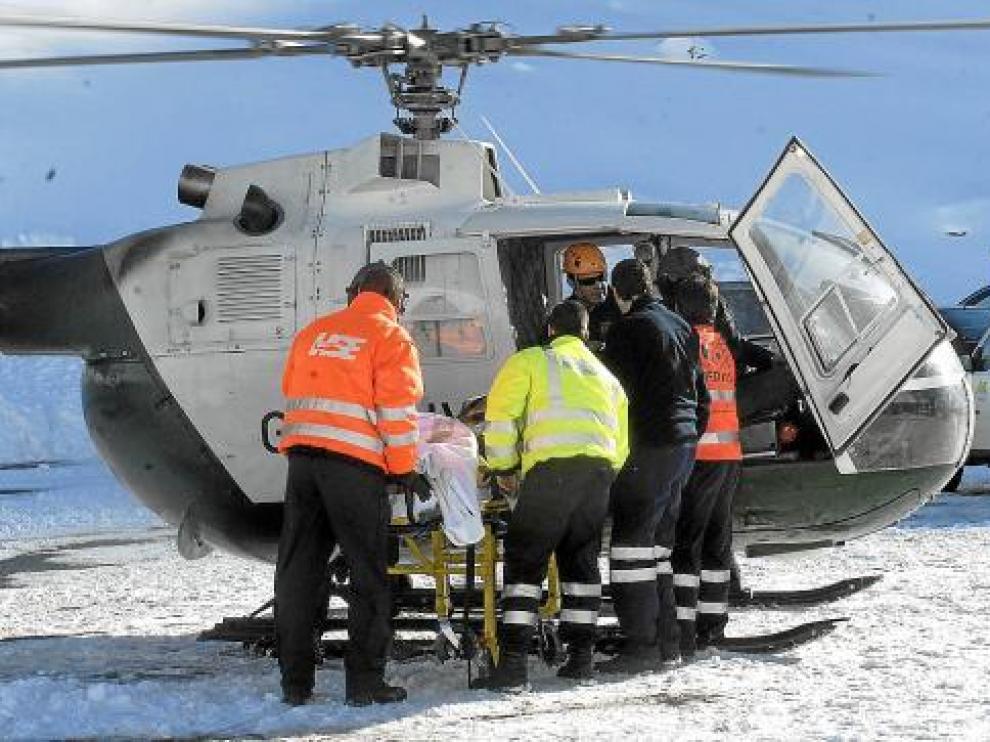 El helicóptero de la Guardia Civil evacúa, el día del accidente, a una de las víctimas hasta una UVI móvil.