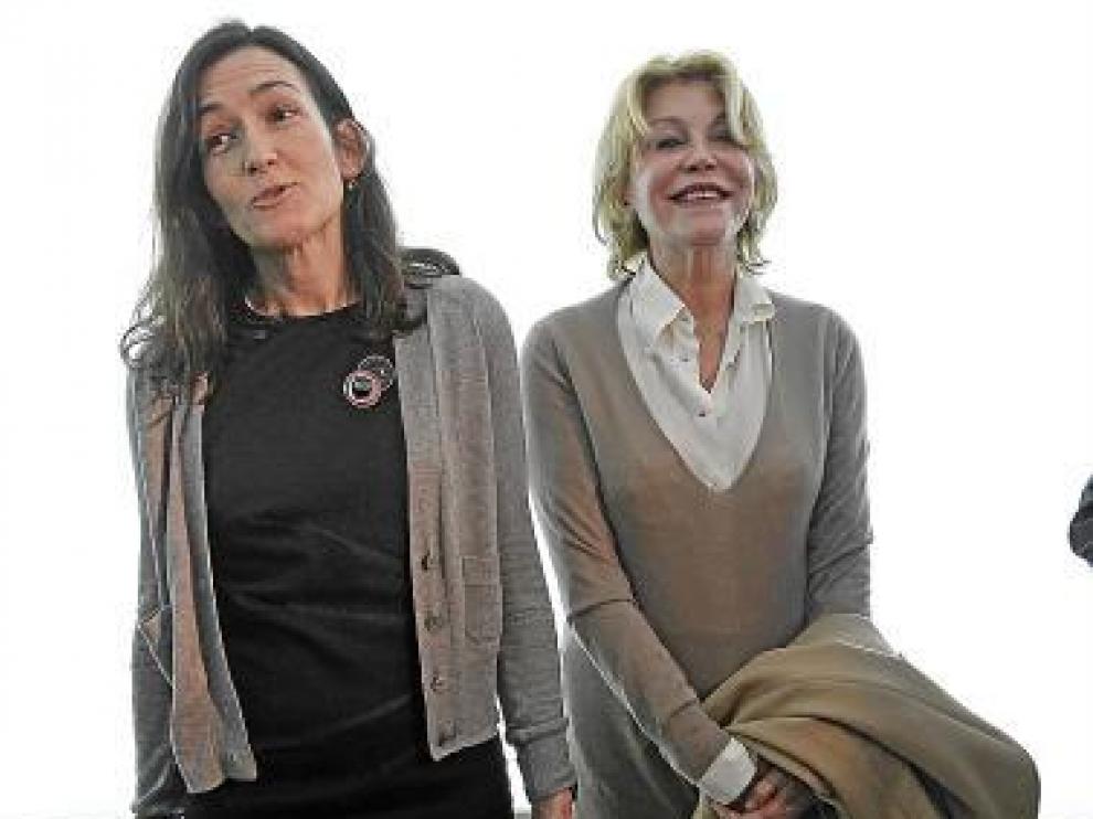 Ángeles González-Sinde y Tita Cervera, con sonrisas postizas.