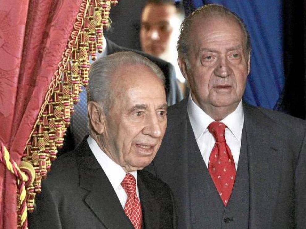 El Rey y el presidente Simón Peres, antes del almuerzo ofrecido ayer en el Palacio Real.