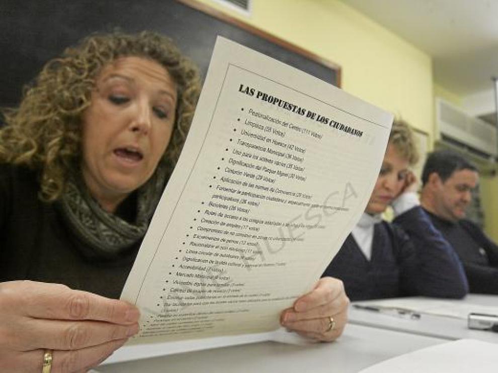 Susana Oliván, presidenta de Osca XXI, lee el documento con las demandas vecinales.