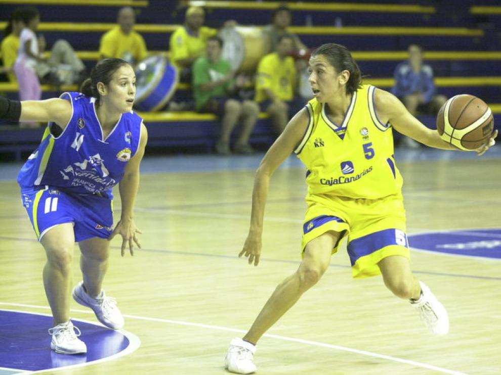 Pilar Valero durante un partido con el Cajacanarias.