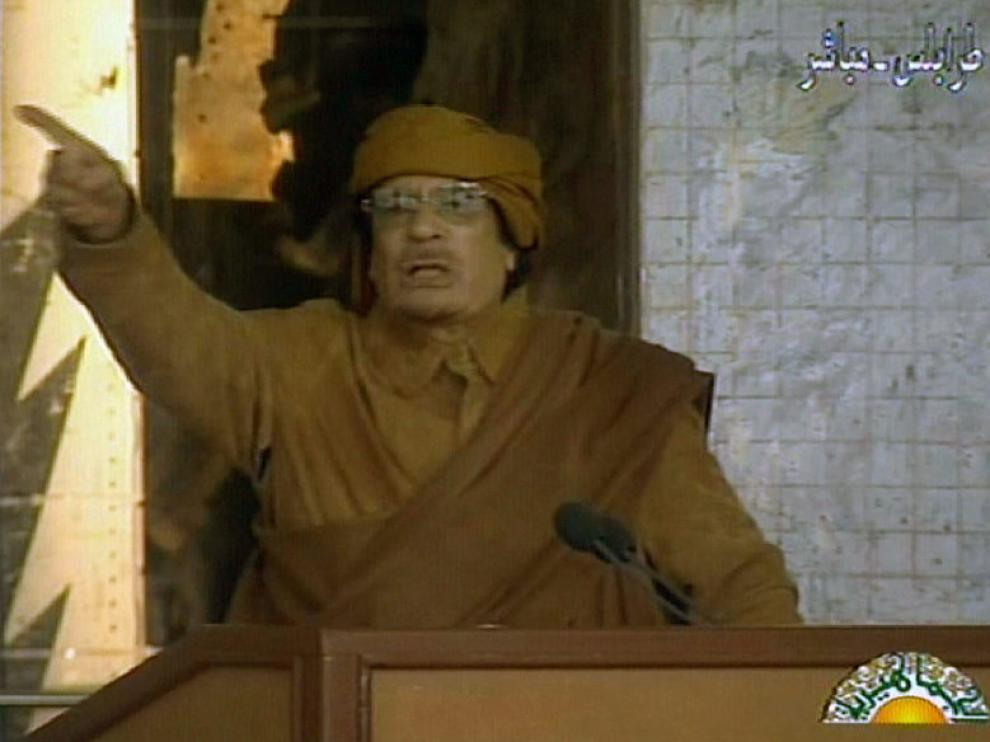 Muamar Gadafi, hablando durante su comparecencia para una televisión libia