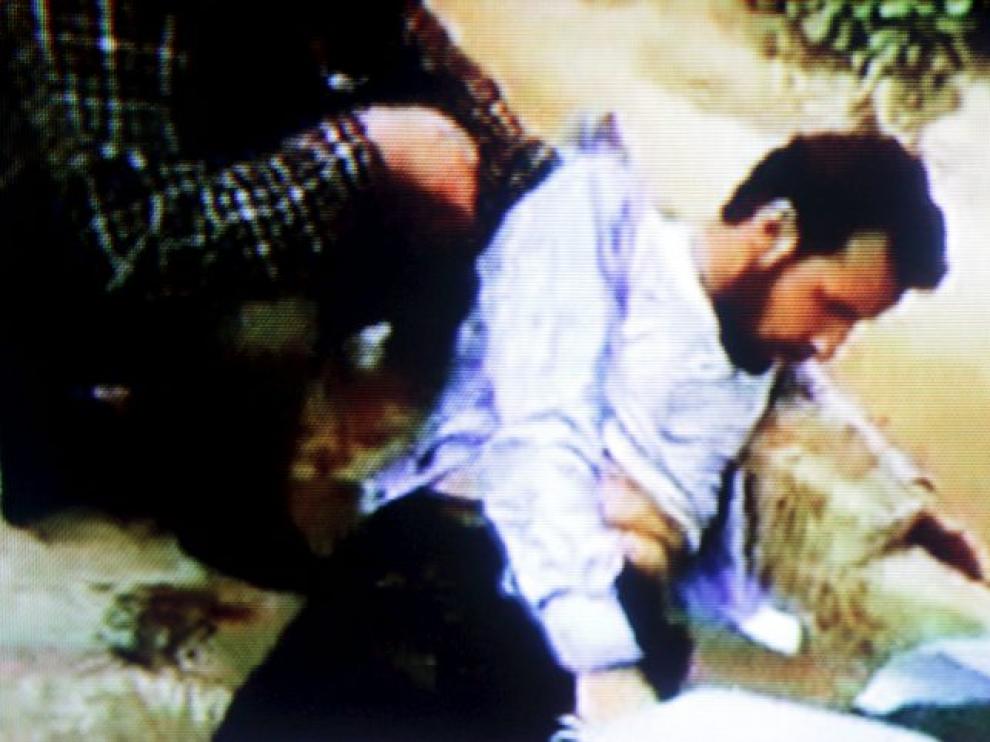 Captura de la Televisón Al Arabiya que muestra un herido libio durante las protesas.