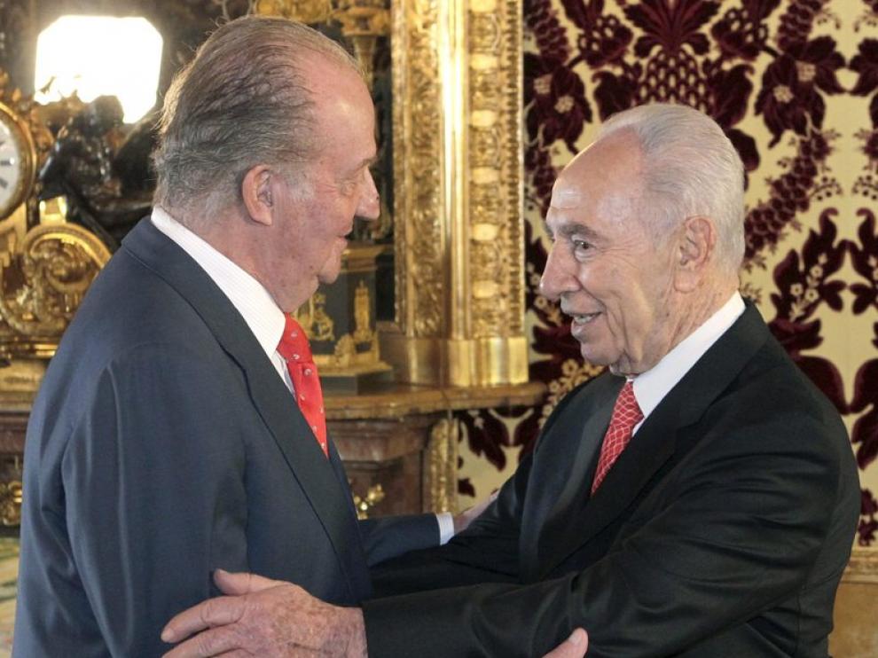 El Rey saluda al presidente de Israel durante el almuerzo ofrecido en el Palacio Real.