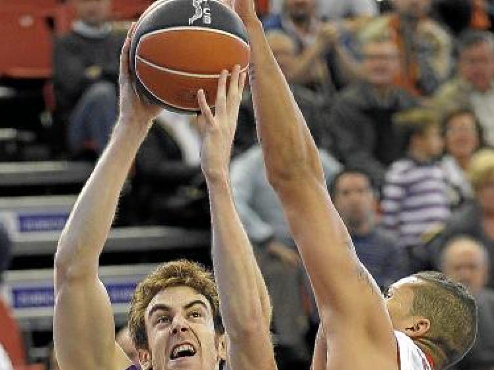 Claver trata de anotar ante Hettsheimeir en la ida.