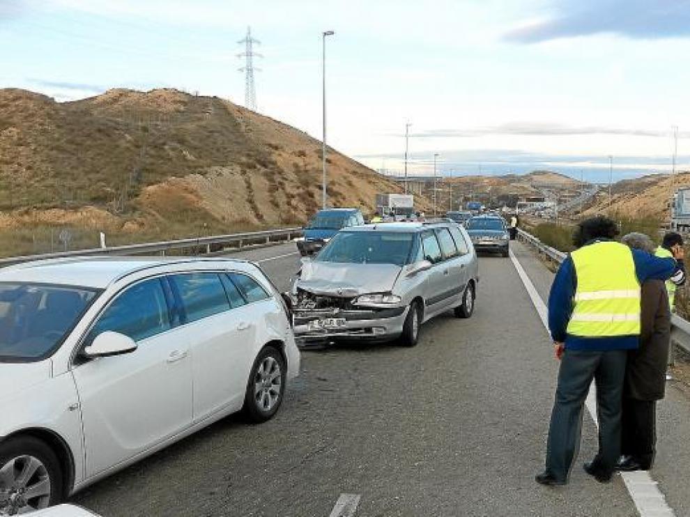 En la fotografía, dos de los vehículos que se vieron involucrados en los accidentes de ayer.