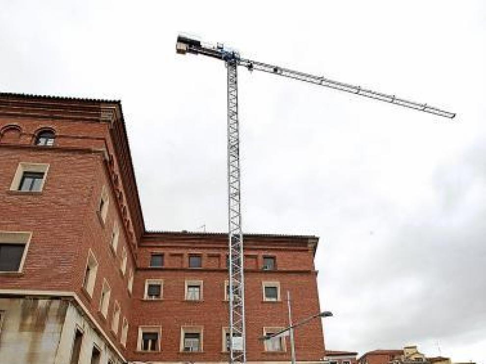 La grúa, paralizada junto a la Subdelegación del Gobierno.
